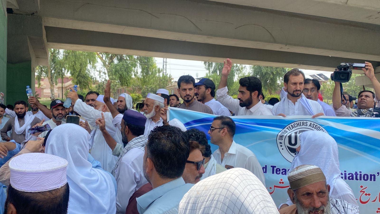 پشاور:  اگیگا کا ڈسپیرٹی الاونس اور نجکاری پالیسیوں کے خلاف شدید احتجاج