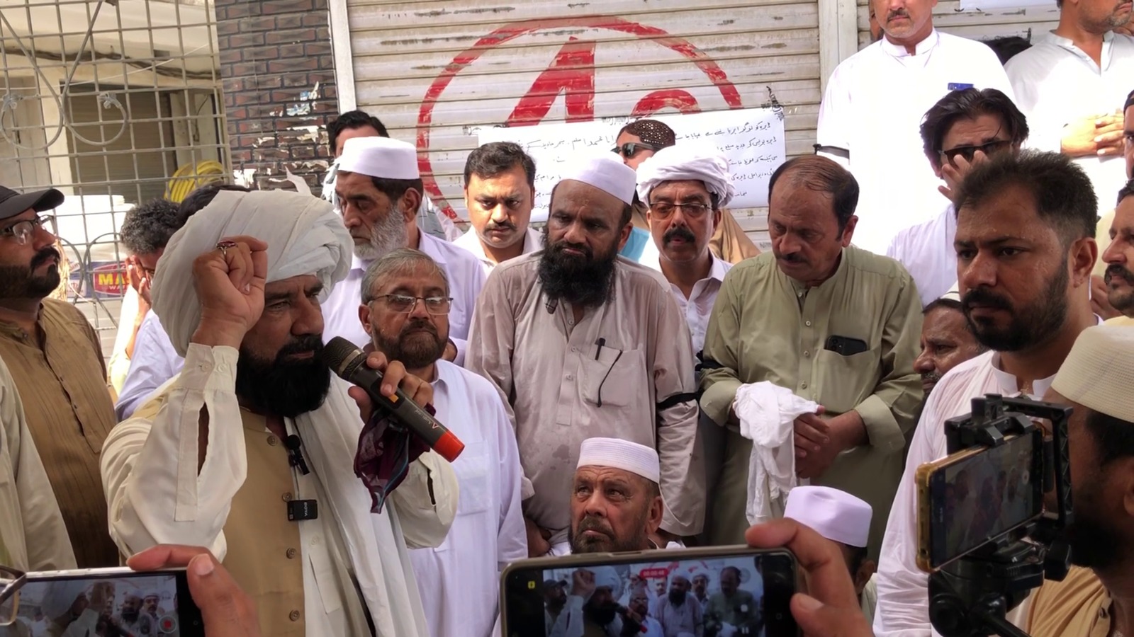 ڈی آئی خان :  تاجر و منشی قتل، ڈکیتی کے خلاف تاجر برادری کا احتجاج