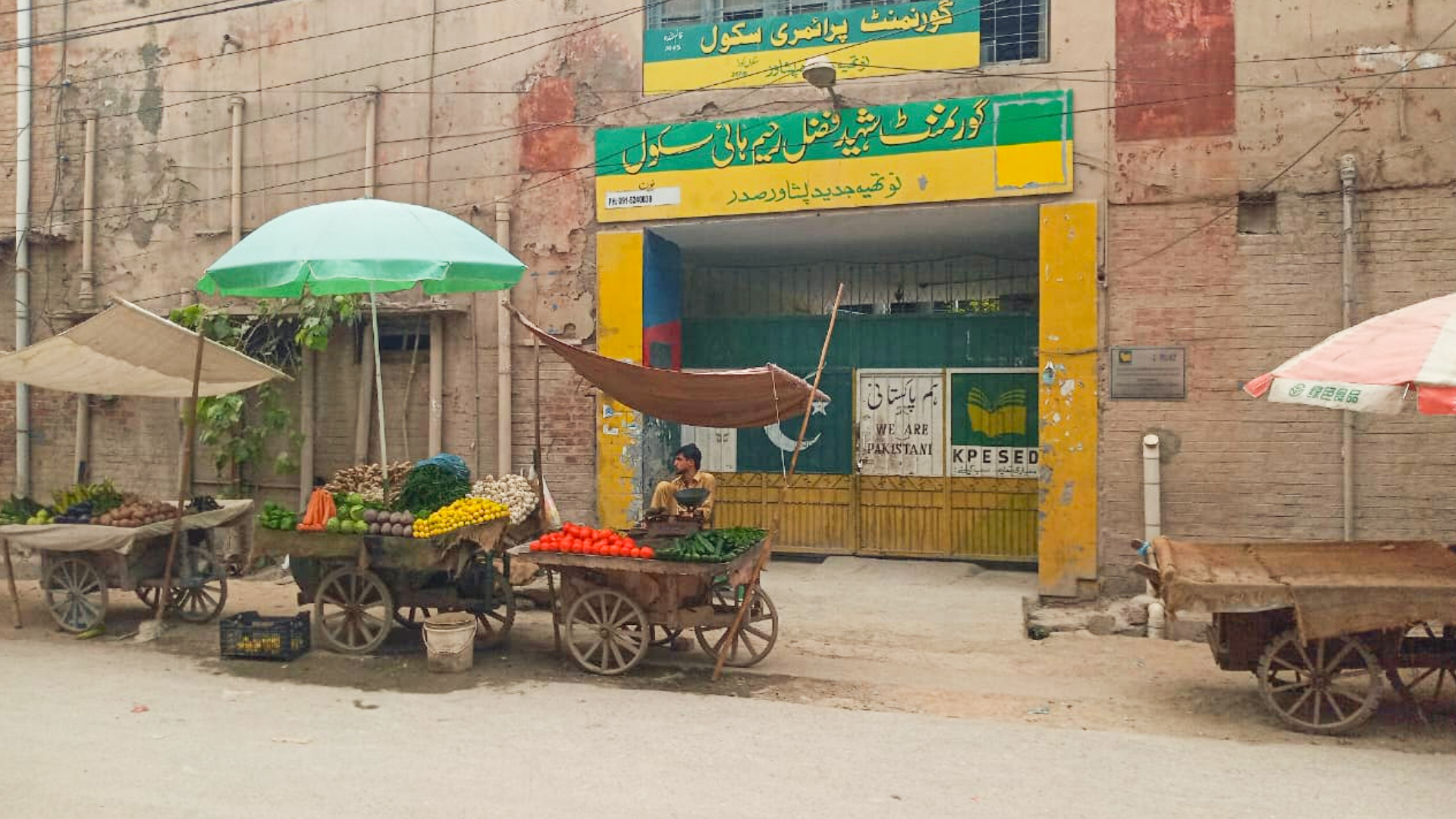 پشاور کے سرکاری سکول میں ریڑھی بان؟ تعلیمی نظام پر سوالیہ نشان!