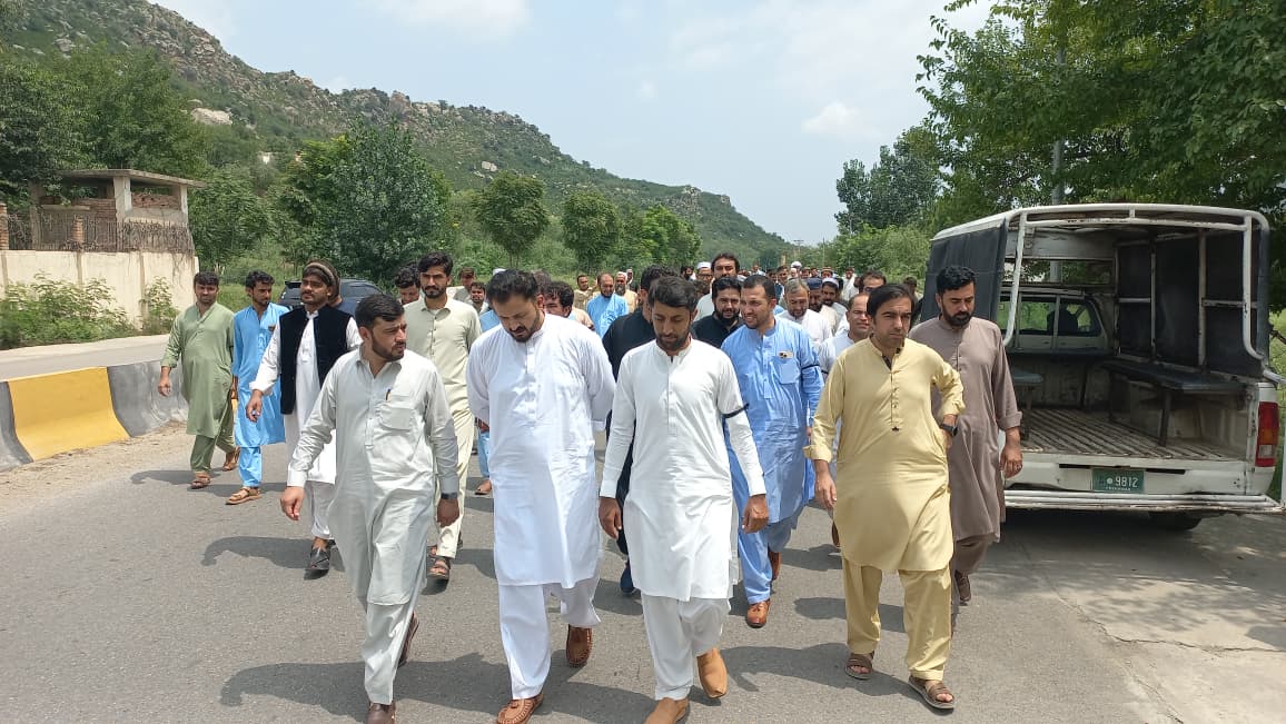 اورکزئی: ڈی ایچ او آفس تالہ بندی پر احتجاج، کمیونٹی سکول اساتذہ 2 سال سے بےتنخواہ