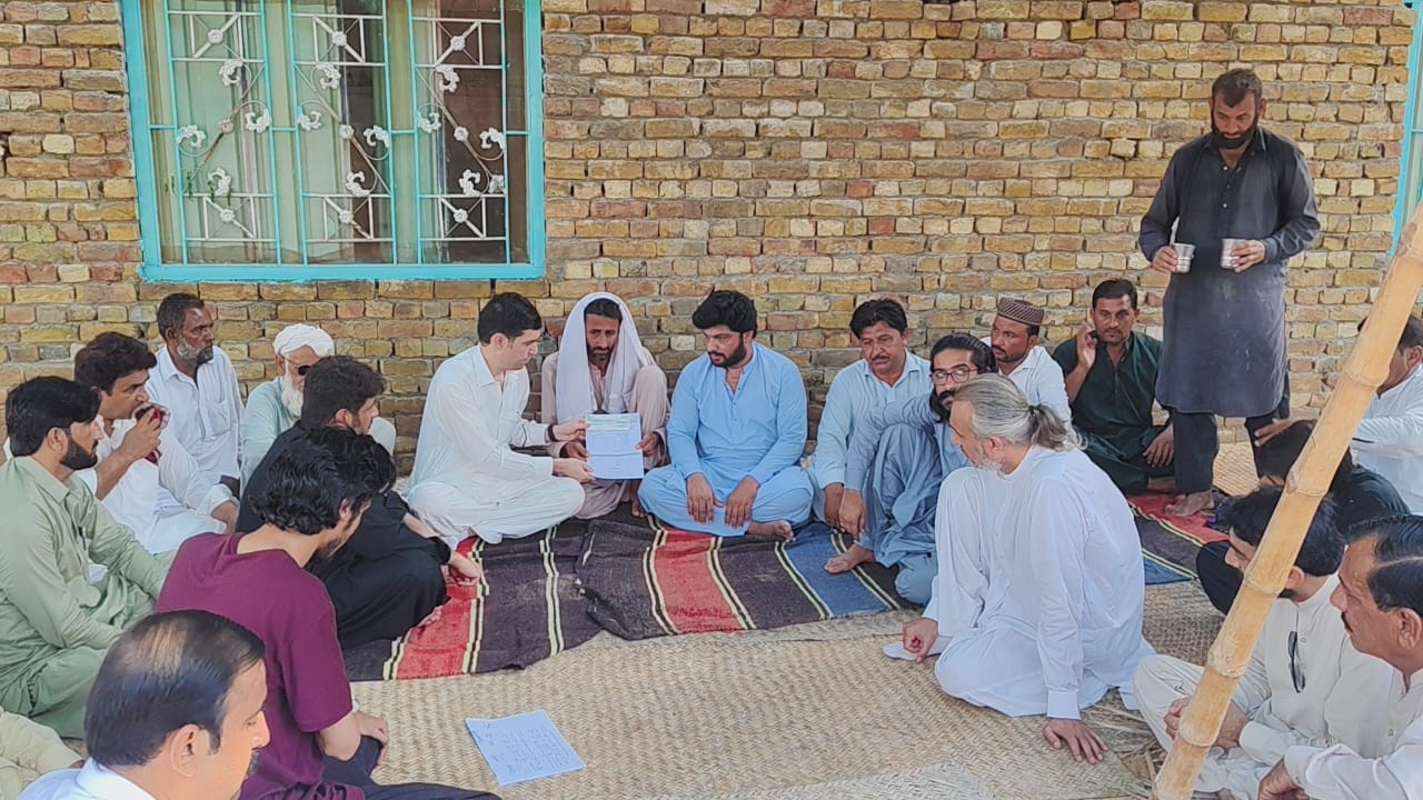 ڈی آئی خان: طوفان و بارش سے جاں بحق افراد کے لواحقین کو امدادی چیکس تقسیم