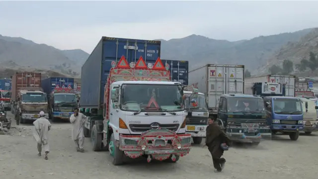 افغانوں کو سرحد پار چھوڑنے والے  دو ہزار سے زائد پاکستانی ٹرک وہی پھنس گئے