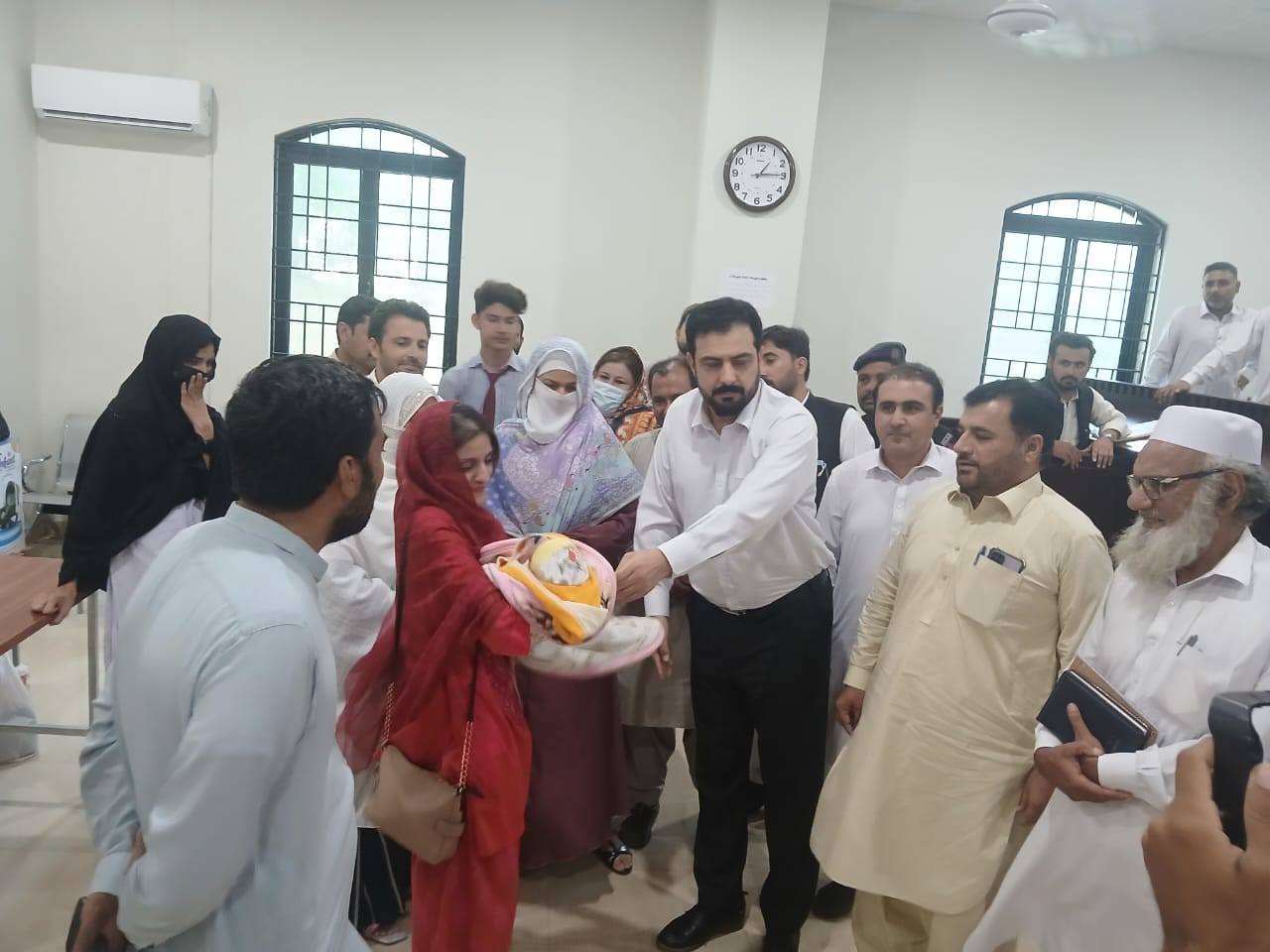 ڈی آئی خان جوڈیشری کا تاریخی فیصلہ، نومولود لاوارث بچہ تعلیم یافتہ بےاولاد جوڑے کے سپرد