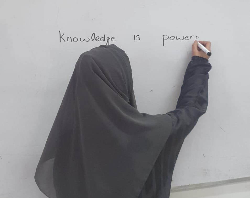 افغان طالبہ: جلا وطنی کی بے یقینی اور تعلیم کے ٹوٹتے خواب