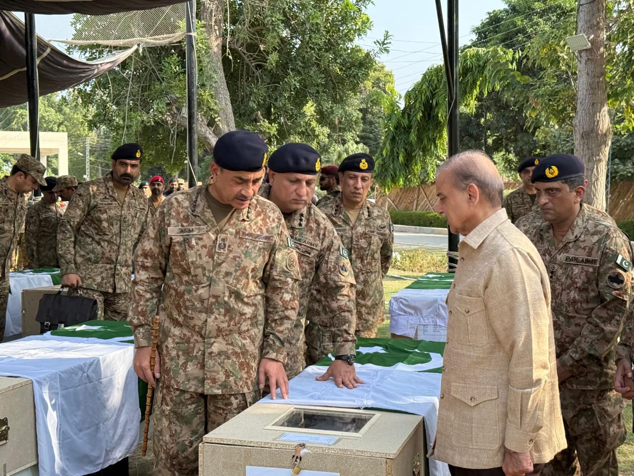 وزیراعظم اور چیف آف آرمی سٹاف کا دورہ بنوں، شہداء کی نماز جنازہ اور زخمیوں کی عیادت