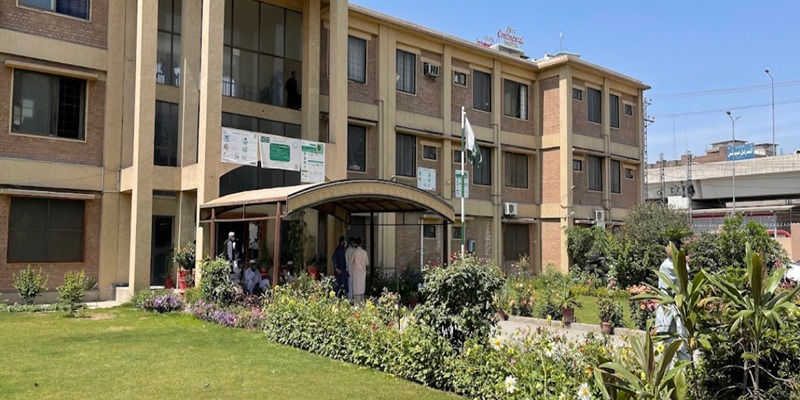 پشاور: معاون خصوصی  ریلیف و آبادکاری   کا محکمہ تعلیم پر مسلح دھاوا، ایف آئی آر کی درخواست