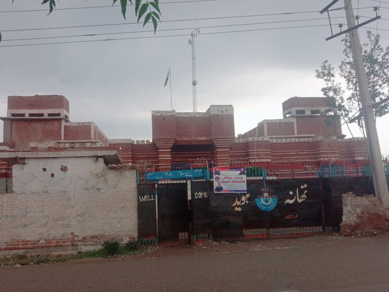 بنوں/کرک: پولیس کی کارروائیاں، شدت پسندوں کے حملے ناکام، اشتہاری مجرم ہلاک