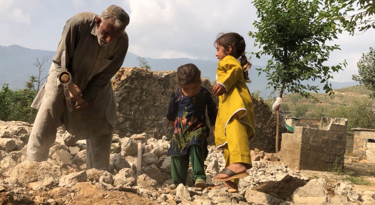 باجوڑ : معذور باپ اور پانچ بیٹیاں کھنڈر نما مکان میں زندگی گزارنے پر مجبور