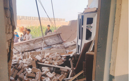 بنوں: نامعلوم افراد نے  بنیادی صحت مرکز کو بارودی مواد سے اڑا دیا