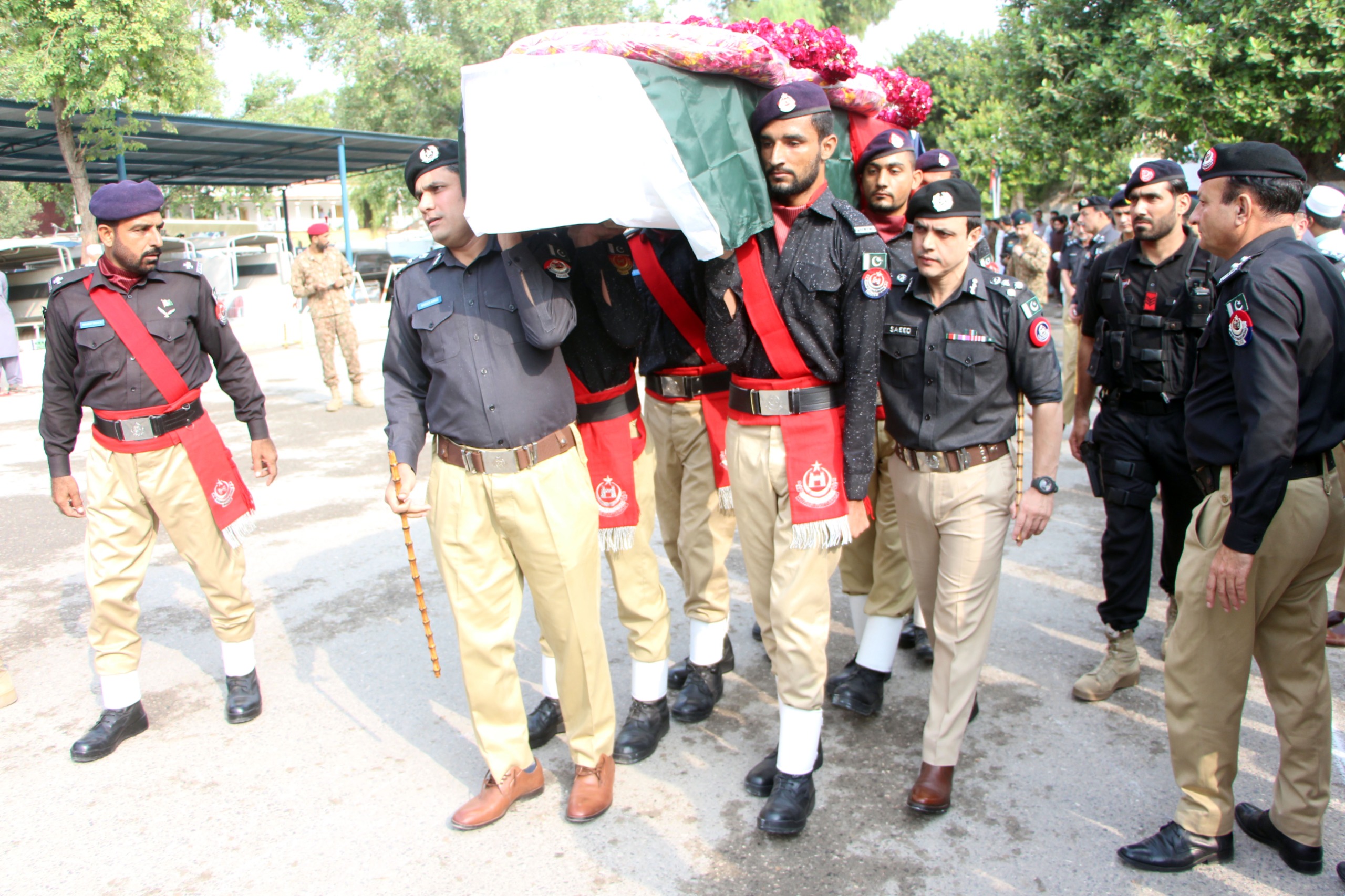 پشاور: دھماکے میں شہید پولیس اہلکار کی نمازِ جنازہ سرکاری اعزاز کے ساتھ  ادا