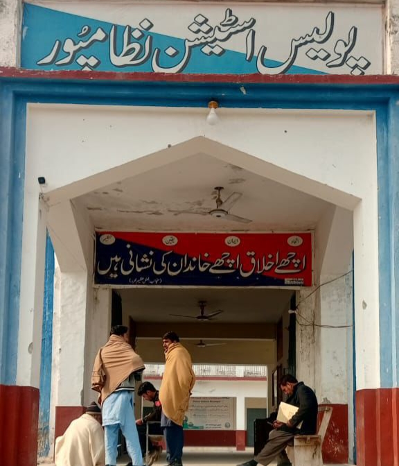 نوشہرہ: نظام پور میں غیرقانونی گولڈ مائنگ میں پولیس اہلکاروں کی مبینہ سہولت کاری، چوکی صابر آباد کا محرر معطل