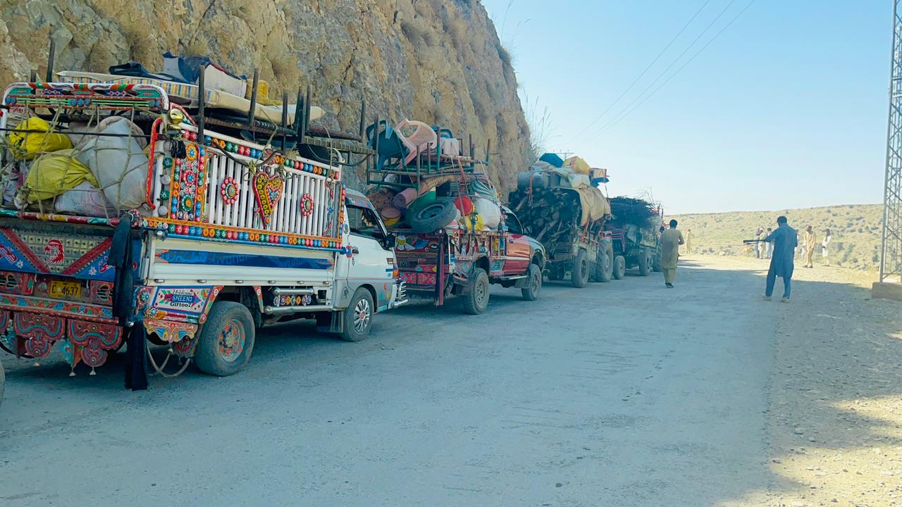 ضلع کرم: پاراچنار پشاور شاہراہ ایک سال سے بند، اشیائے خوردونوش اور ادویات کی قلت