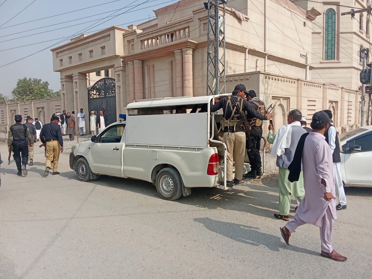 ڈی آئی خان: جوڈیشل کمپلیکس میں فریقین کے مابین فائرنگ، 4 افراد زخمی