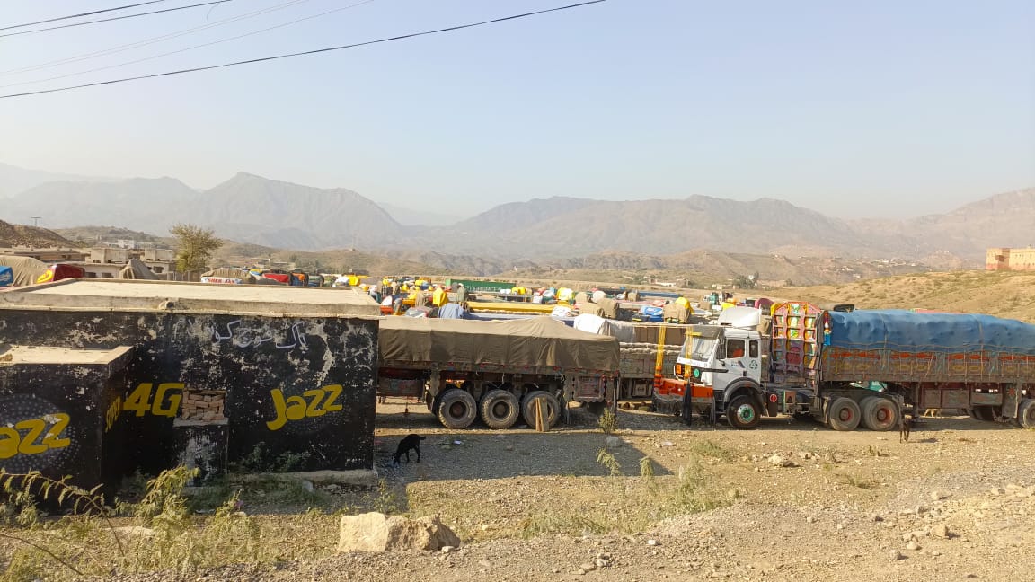 طورخم بارڈر کی بندش کس طرح  ہزاروں مزدور اور تاجروں کی روزی متاثر کر رہی ہے؟