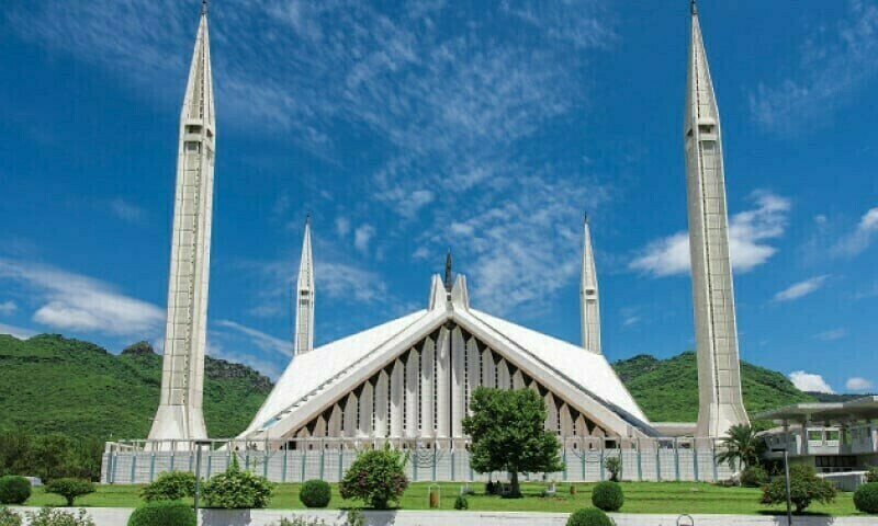 جب عبادت گاہیں شوٹس کا پس منظر بن جائیں تو تقدس کہاں باقی رہتا ہے؟ 