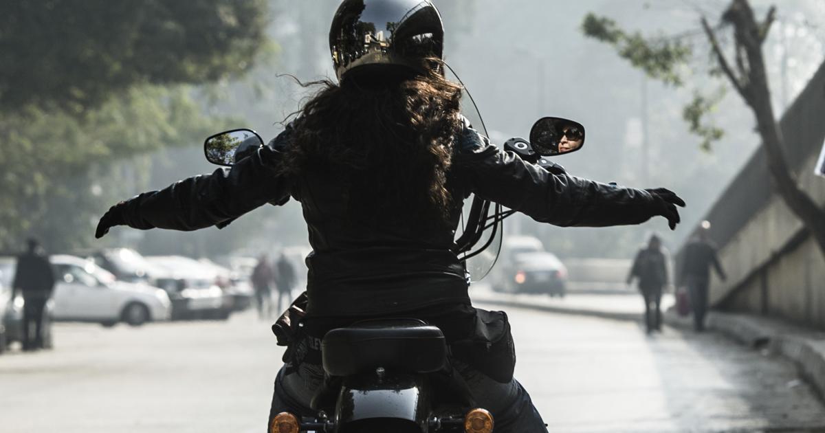 صرف ایک بائیک چلانے پر… لوگوں نے لڑکی کو ایسے گھورا جیسے وہ جرم کر رہی ہو!