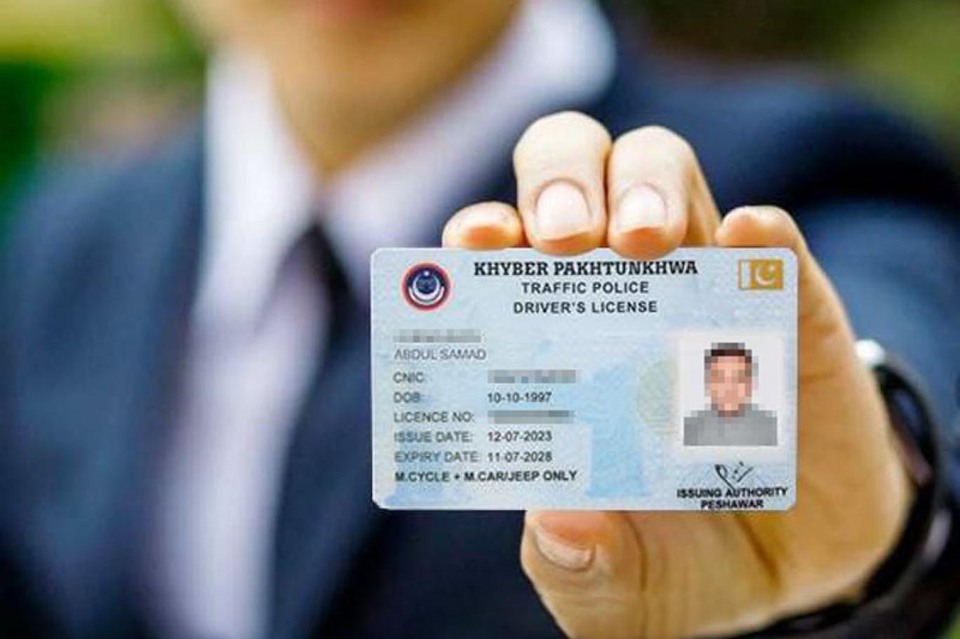 خیبر پختونخوا میں زیر التوا تمام ڈرائیونگ لائسنس کارڈز ایک ماہ میں جاری  کئے جائے، سہیل آفریدی