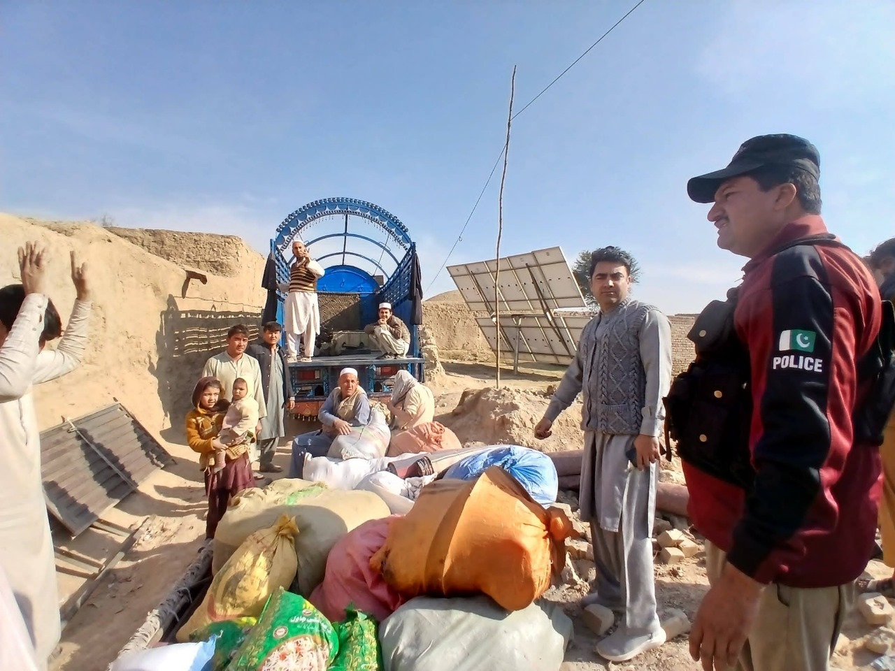 نوشہرہ: حکومتی ڈیڈلائن مکمل،مہاجر کیمپوں سے افغان مہاجرین کا انخلا شروع