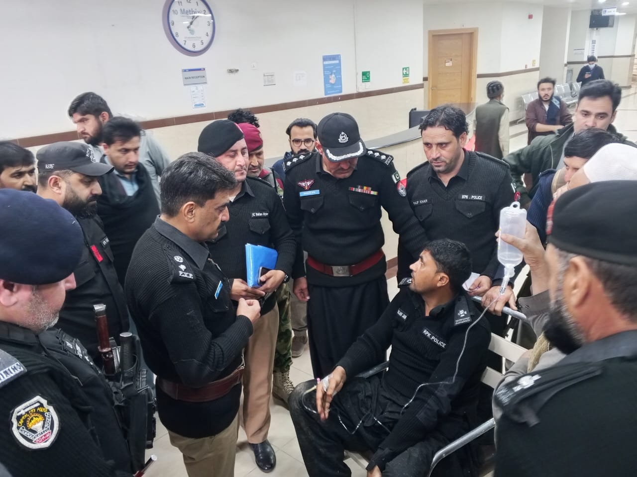 خیبر:  باڑہ بازار میں فائرنگ، ایک سمگلر جانبحق، دو پولیس اہلکار  زخمی