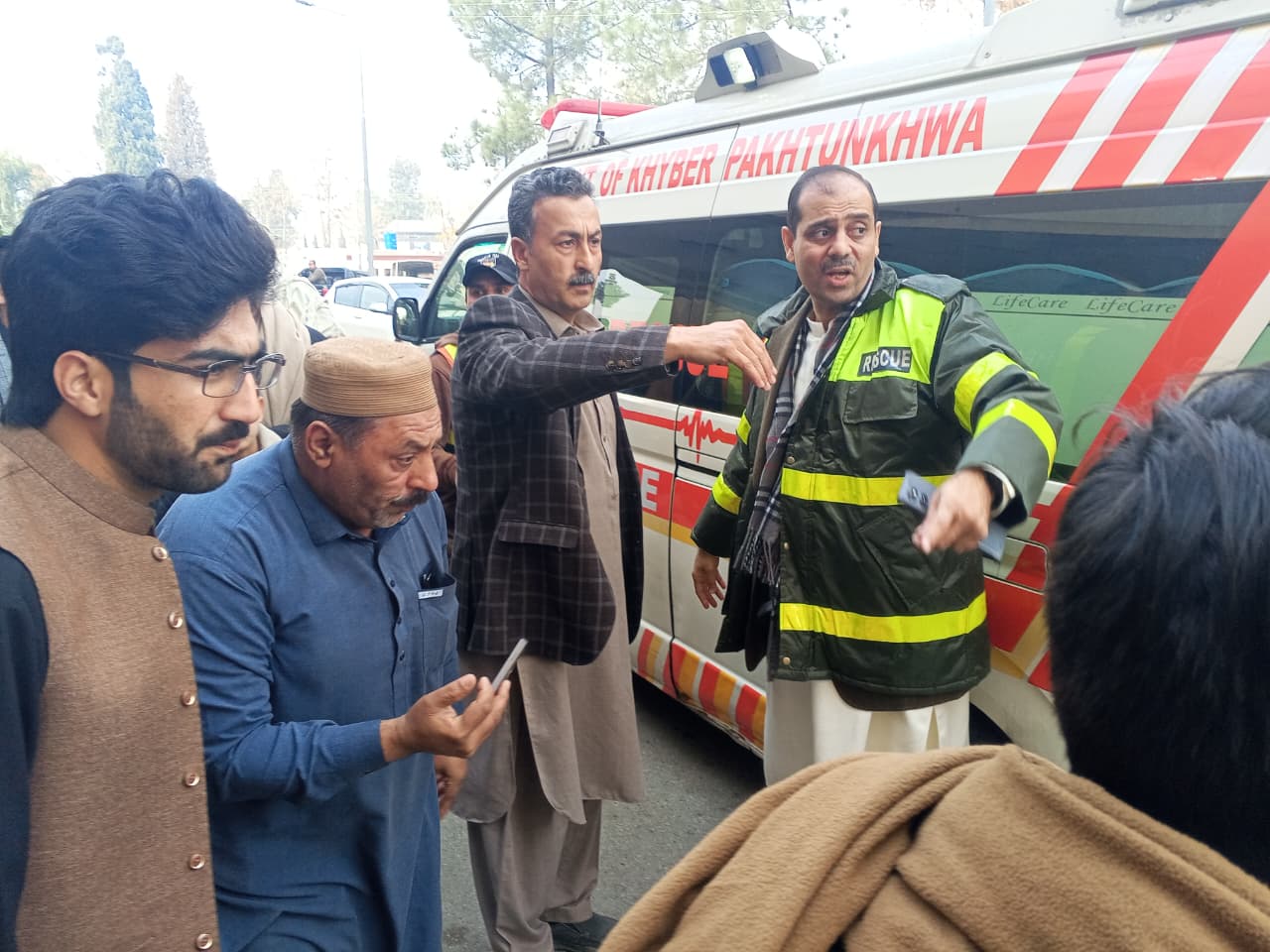 ملاکنڈ: سوات موٹروے کے قریب فلائنگ کوچ حادثہ، 4 افراد جاں بحق، 18 زخمی