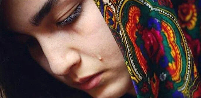 وہ مسکرائی، کیونکہ رونے کی اجازت نہیں تھی!