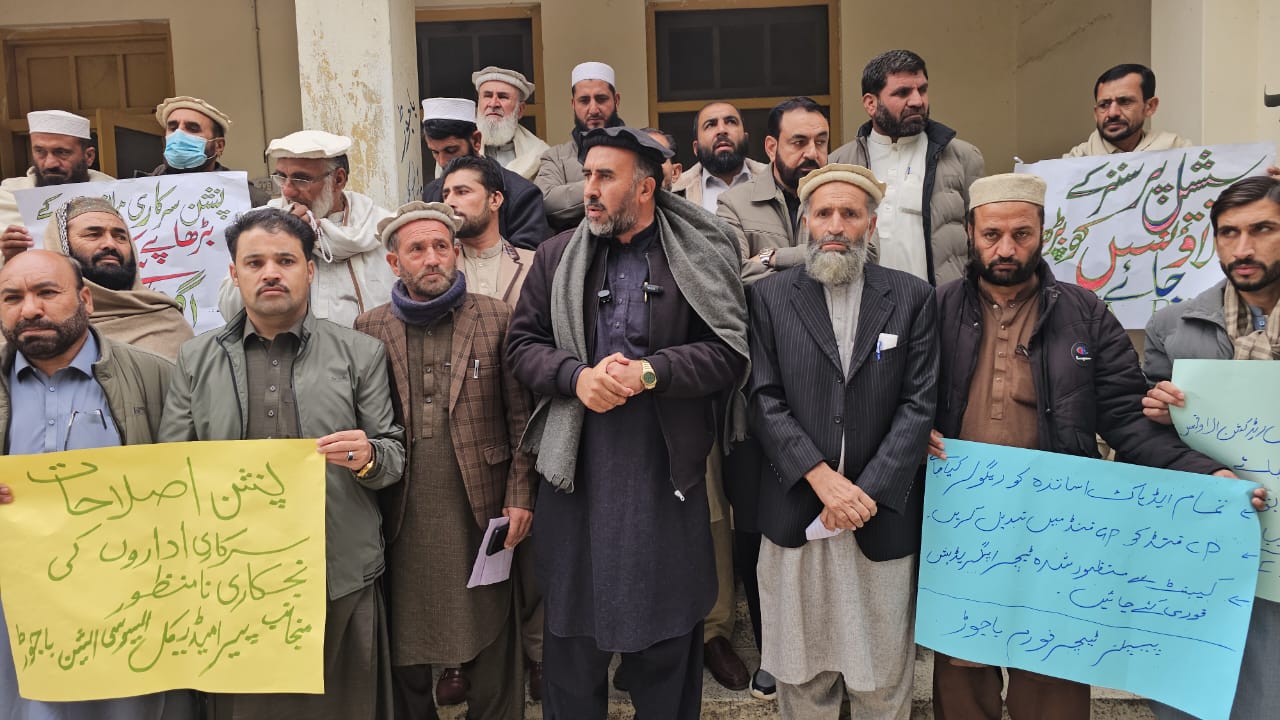 باجوڑ: سرکاری ملازمین کا احتجاج، مطالبات تسلیم نہ ہونے پر سخت ردعمل کی دھمکی