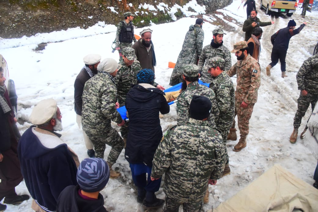 لوئر چترال: شدید برف باری کے باعث برفانی تودہ گرنے سے ایک خاندان کے 9 افراد جاں بحق