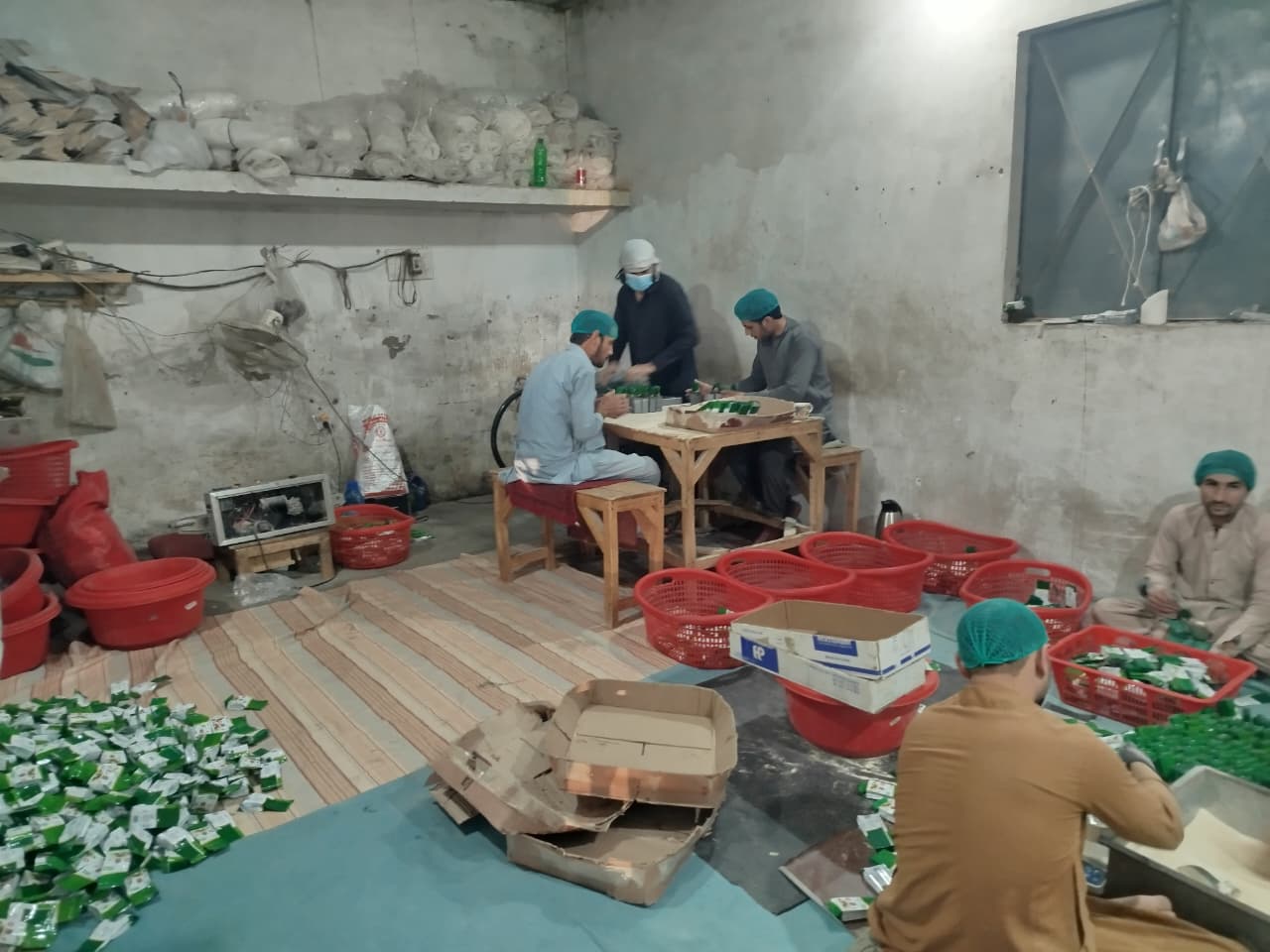 پشاور:  فوڈ سیفٹی اتھارٹی کی بڑی کارروائیاں، جعلی مشروبات اور خمیر برآمد