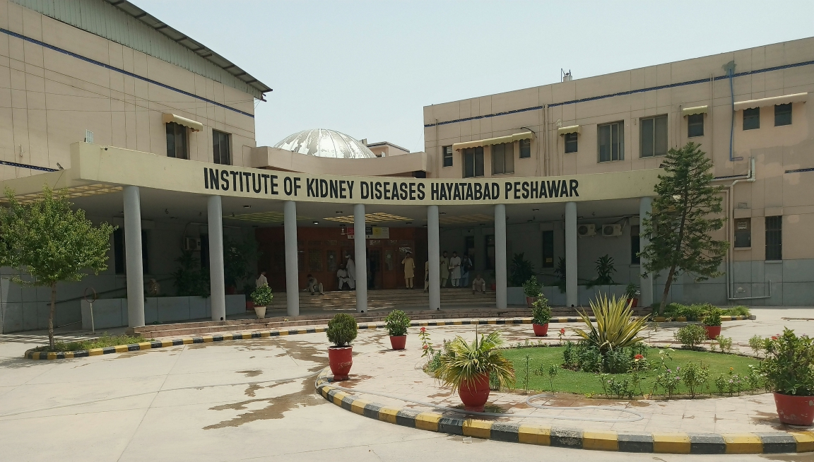 پشاور: انسٹیٹیوٹ آف کڈنی ڈیزیز میں اضافی فنڈ بند، گردے کے مریض کن مشکلات کا سامنا کر رہے ہیں 