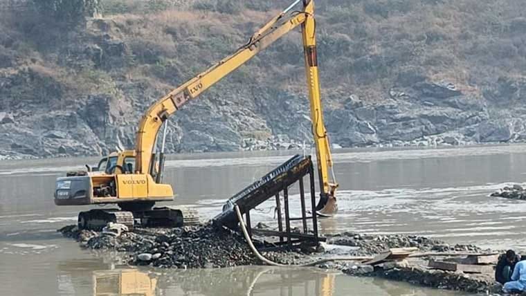 نوشہرہ: سونے کی غیرقانونی کان کنی پر اعلیٰ افسران کے خلاف  کارروائی، متعدد معطل