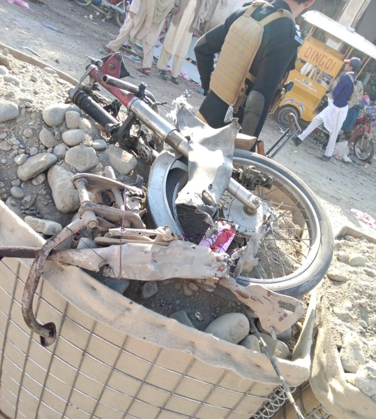 بنوں: تھانہ میریان کے سامنے دھماکہ، بچے سمیت 2 افراد جاں بحق، 16 زخمی