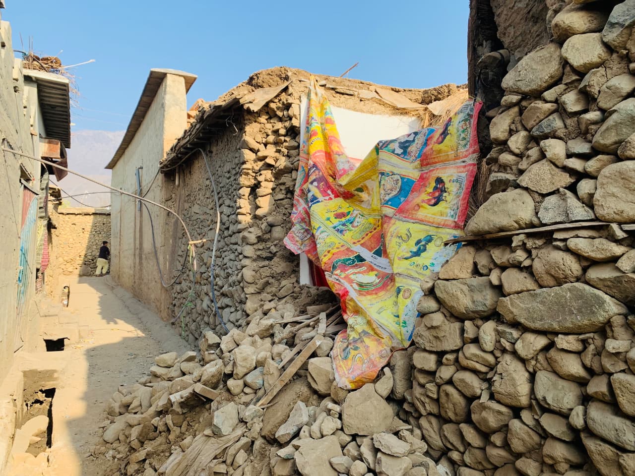 پاک افغان سرحدی کشیدگی: گھروں سے ہجرت پر مجبور باجوڑ کے خاندان کہاں جائیں؟