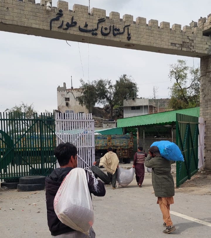 طورخم بارڈر جزوی بحال، افغان مہاجرین کی واپسی شروع