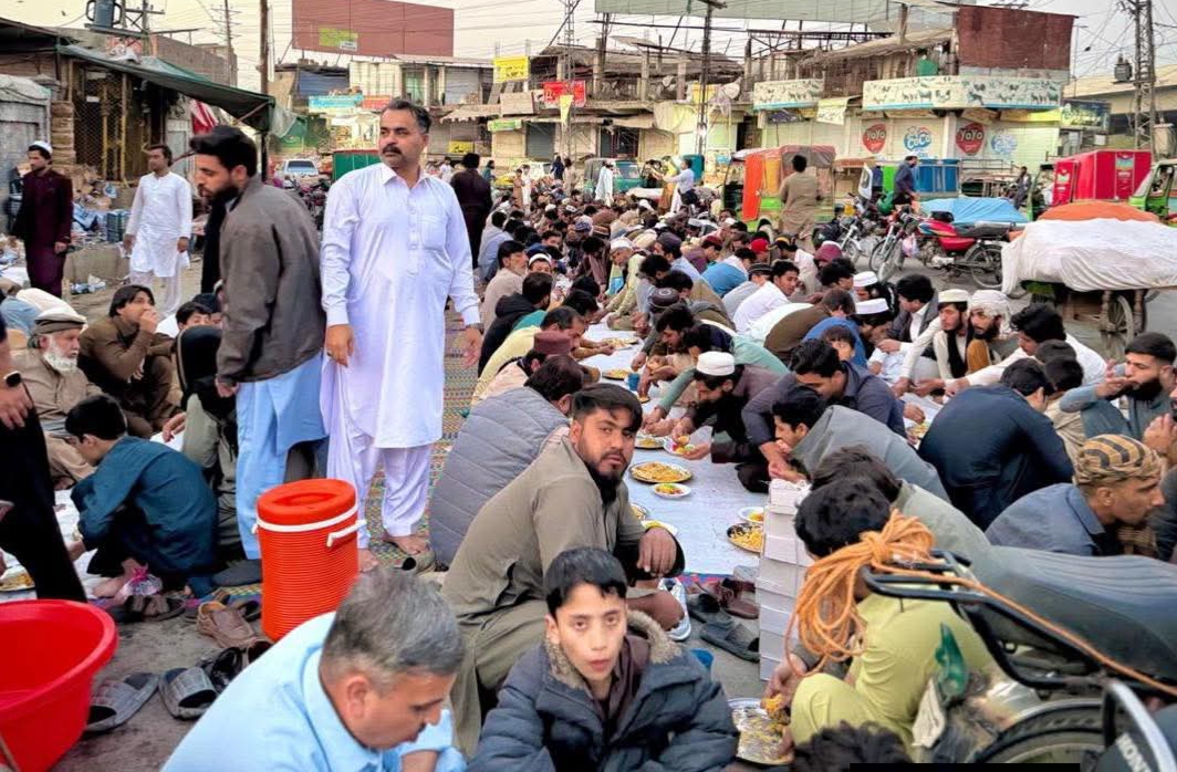سڑکوں پر افطار دسترخوان: دکھاوا یا حقیقی ضرورت؟