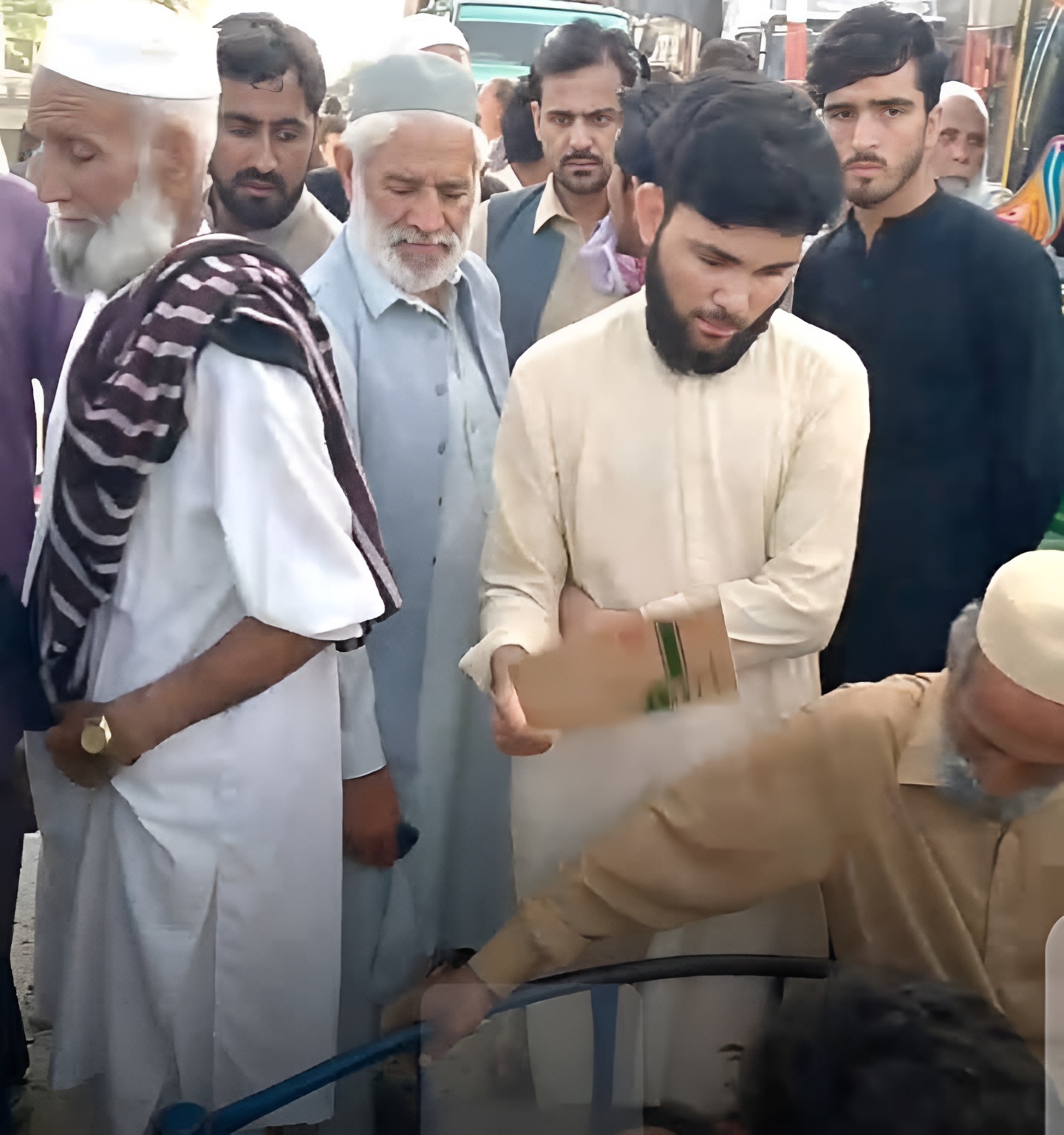 نوشہرہ: پولیس ناکے پر مبینہ پولیس فائرنگ، گاڑی پر فائرنگ کے الزام میں پولیس اہلکار گرفتار