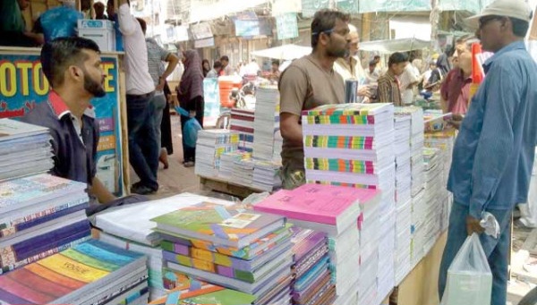 والدین کے لیے تعلیمی اخراجات بوجھ کیوں بنتے جا رہے ہیں؟