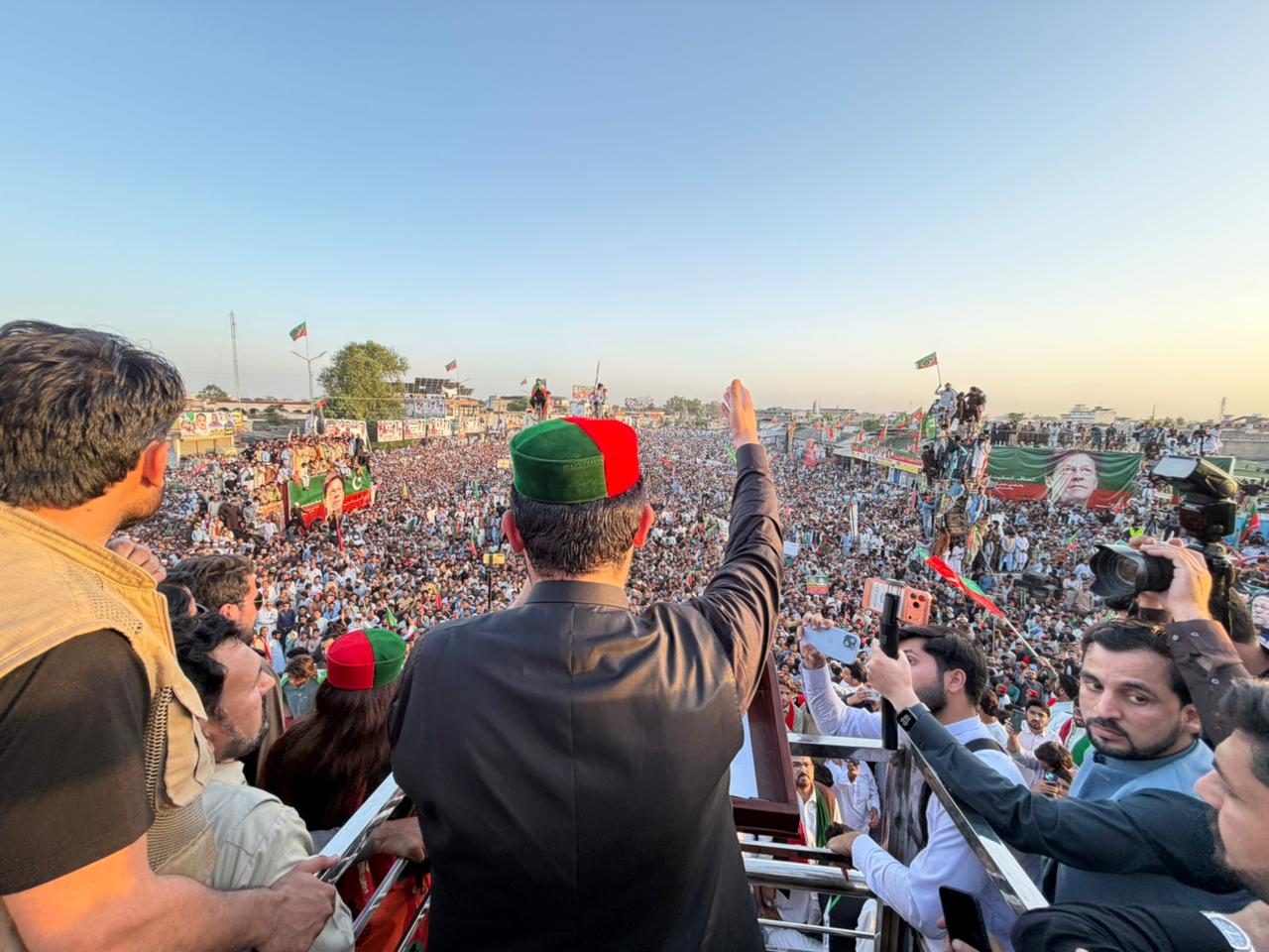 مردان: عمران خان کی کال پر عوام کا جم غفیر آیا، 50 ارب روپے کے ترقیاتی پیکج کا اعلان: سہیل آفریدی