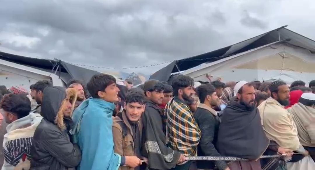 خیبر: کمشنر پشاور کا افغان ہولڈنگ سنٹر کا دورہ، مسائل کے حل کے لیے کیا احکامات جاری ہوئے