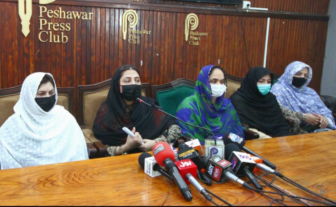 پشاور: شہید بے نظیر بھٹو ویمن یونیورسٹی کے ملازمین کا احتجاج، حکومت سے کیا اپیل کی گئی؟
