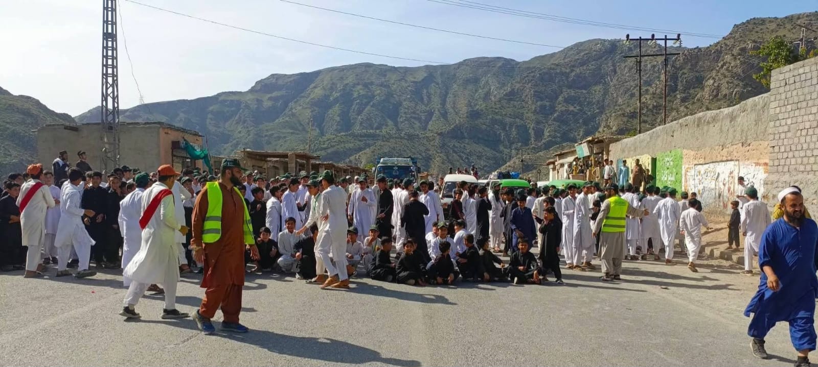 خیبر: لنڈی کوتل میں سیلاب سے متاثرہ سکول کی بحالی نہ ہونے پر طلبہ کا احتجاج 