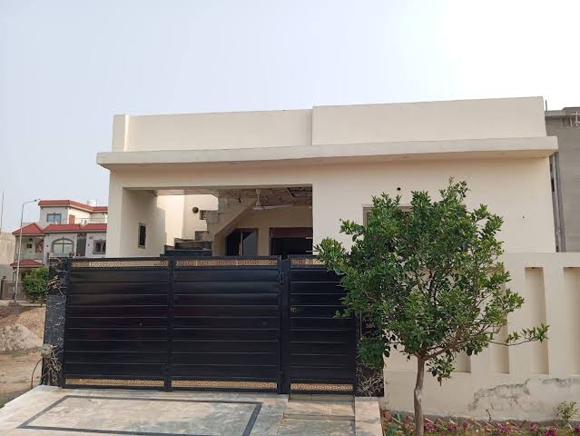 کیا ہم گھر بنانے کے لیے جیتے ہیں، یا جینے کے لیے گھر بناتے ہیں؟