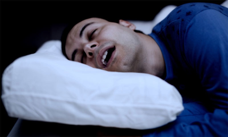 منہ کھول کر سونا: کہیں یہ کسی بیماری کی علامت تو نہیں؟