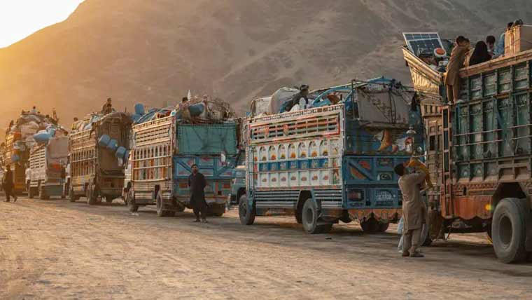 افغان  پناہ گزینوں کی واپسی، لیکن سامان ہفتوں سے طورخم پر کیوں پھنسا؟