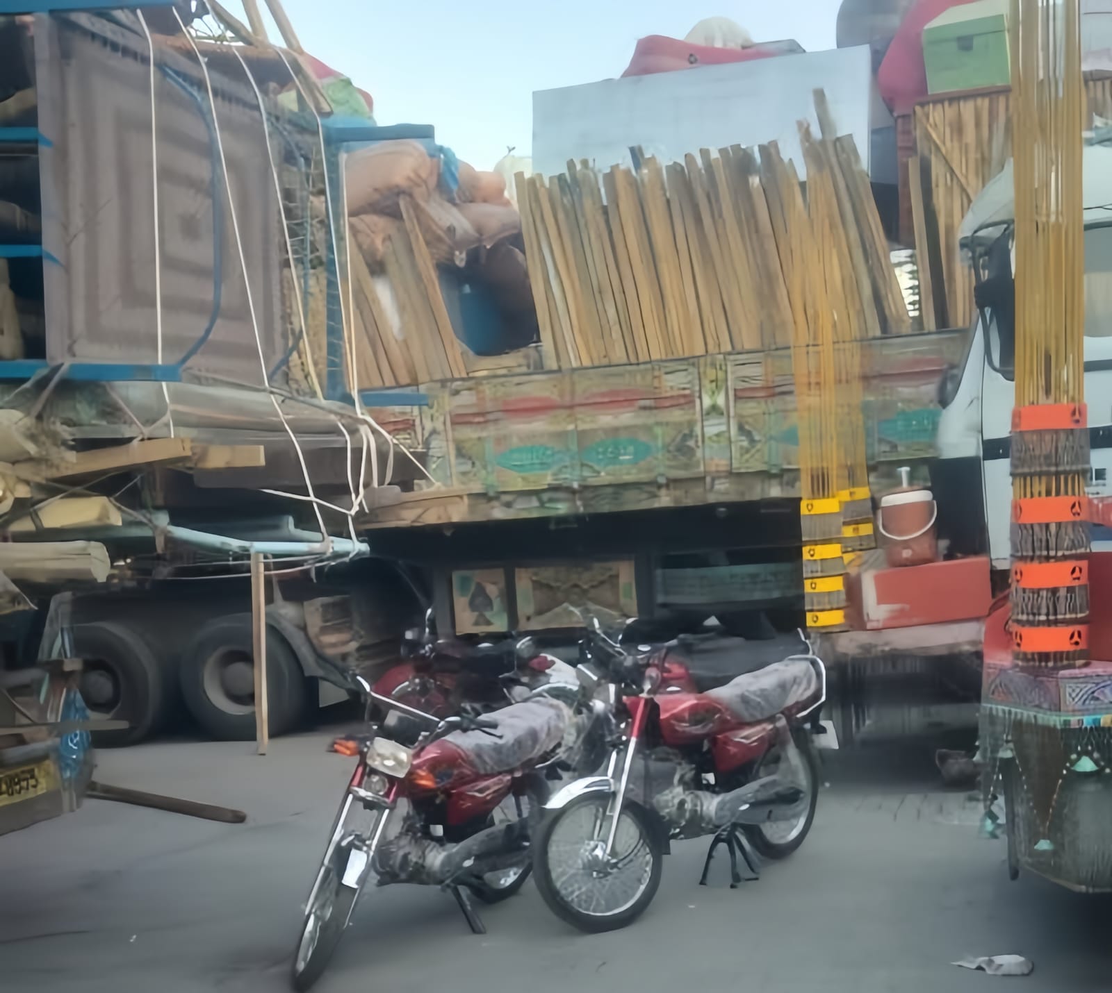 طورخم بارڈر: افغان مہاجرین کے سامان کی سخت چیکنگ، کون سا سامان ساتھ لے جانے کی اجازت ہے؟