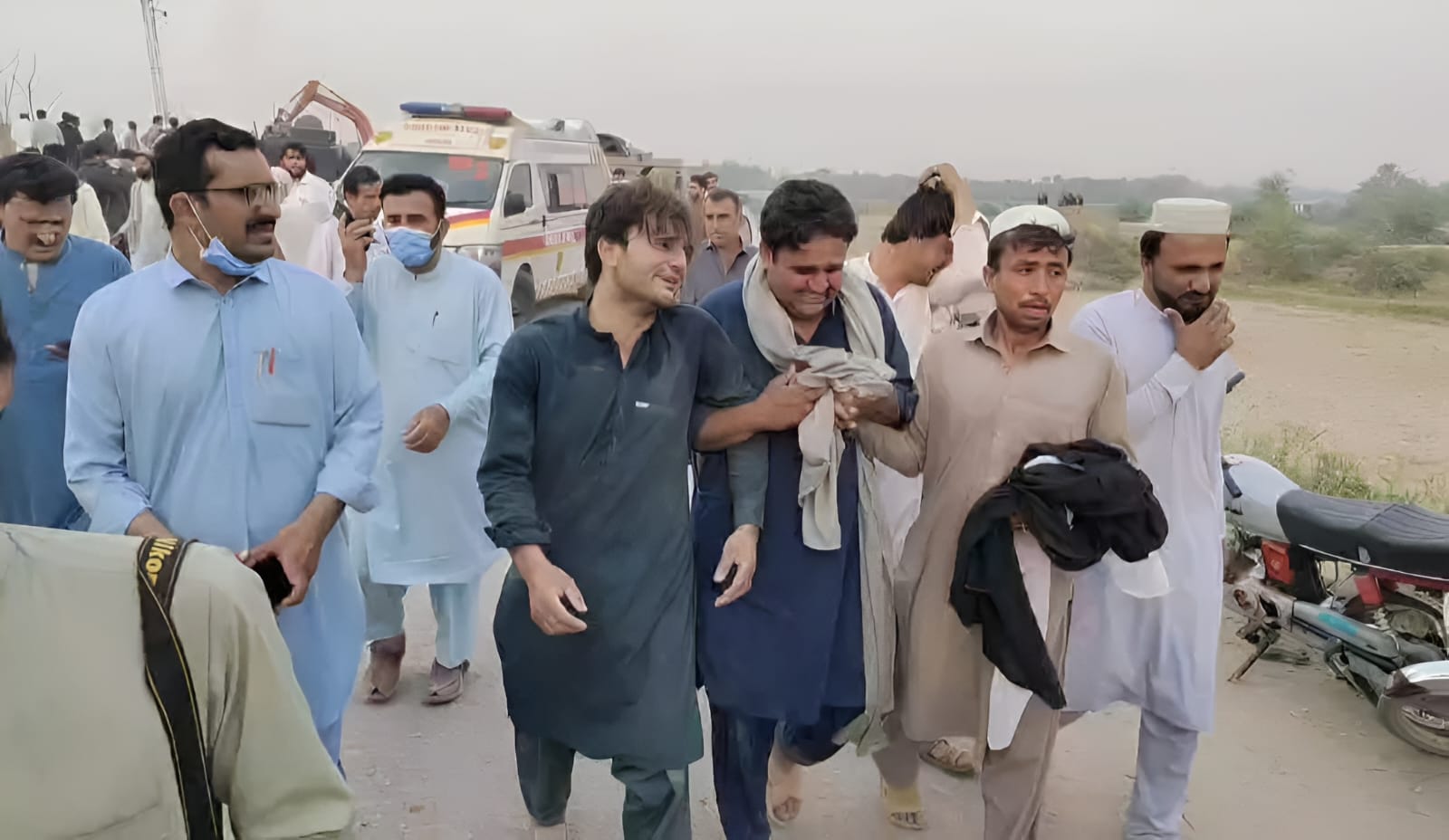 بنوں: ریسکیو آپریشن مکمل، 15 پولیس اہلکاروں کی لاشیں اور 3 زخمی ملبے سے نکال لیے گئے