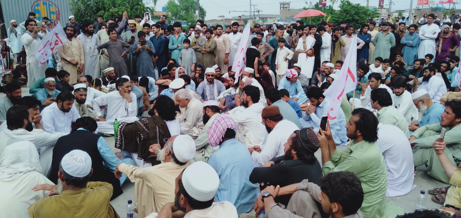 پشاور: باڑہ سیاسی اتحاد کا دھرنا کامیاب، حکومت سے مذاکرات کے بعد اگلا لائحہ عمل کیا ہوگا؟