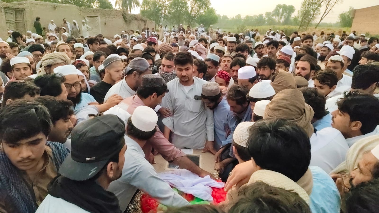بنوں سے لکی مروت تک خوف کی فضا، بازار ،پل اور شہری آبادی نشانے پر 