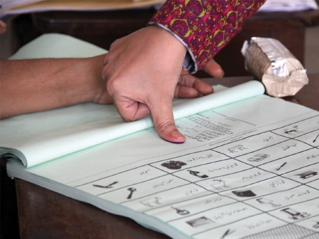پاکستان سمیت دنیا بھر میں ووٹر کی عمر کیا ہے؟ حقِ رائے دہی کا تاریخی و قانونی پس منظر کیا کہتا ہے