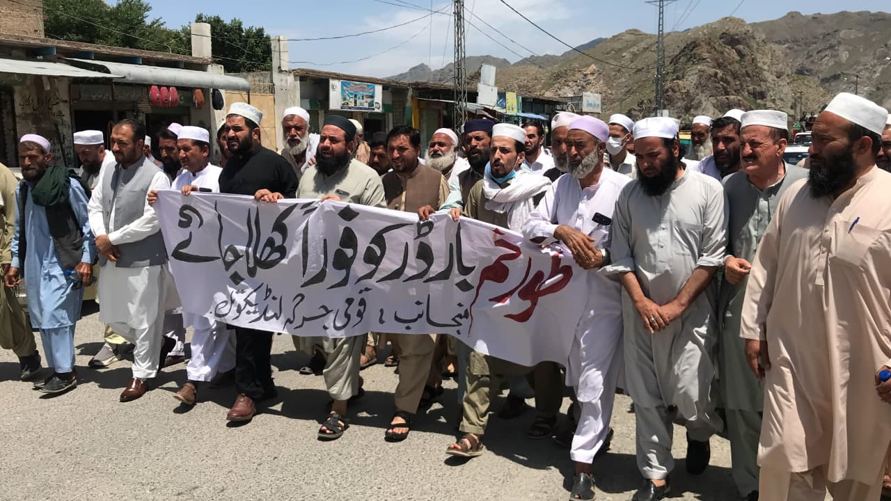 افغانستان میں پھنسے پاکستانیوں کیلئے احتجاج تیز، جرگے نے سخت فیصلے کا عندیہ دے دیا