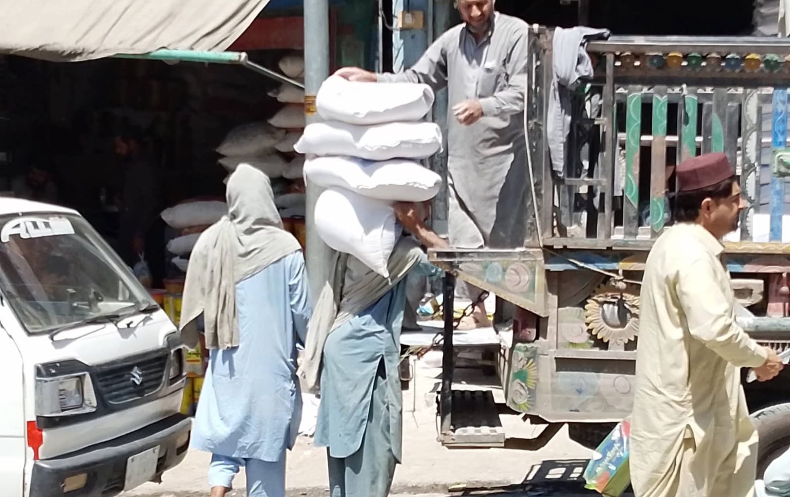 آٹھ ماہ سے بند طورخم بارڈر:  یومیہ مزدور کیسے متاثر ہوئے اور یومِ مزدور پر حکومت سے کیا مطالبہ کیا گیا؟